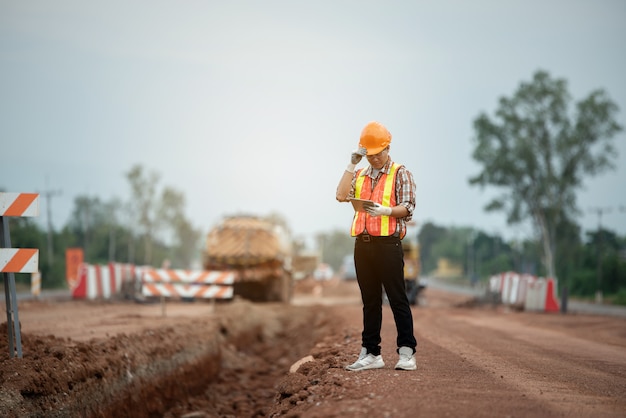 Ingegnere edile che supervisiona i lavori in cantiere