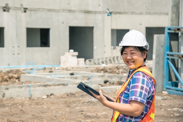 Ingegnere edile della donna al cantiere