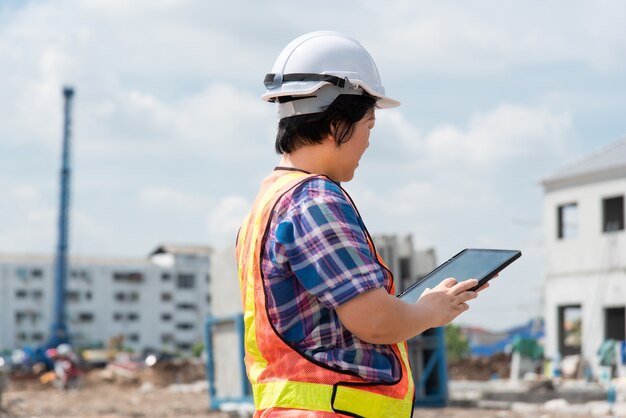 Ingegnere edile della donna al cantiere