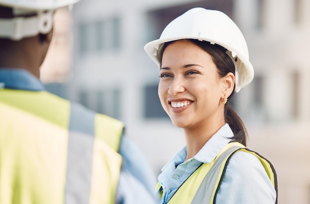 Ingegnere edile operaio edile o donna di ingegneria con motivazione sorriso o visione della proprietà per l'architettura immobiliare Felice dipendente di sviluppo o leader nella collaborazione del lavoro di squadra del sito