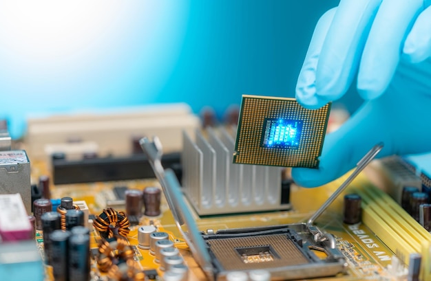 Ingegnere elettronico mettendo a mano il chip del computer sulla presa Chipset sul circuito elettronico del PC