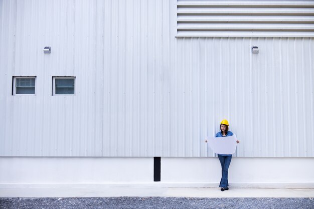 Ingegnere femminile che lavora al cantiere.