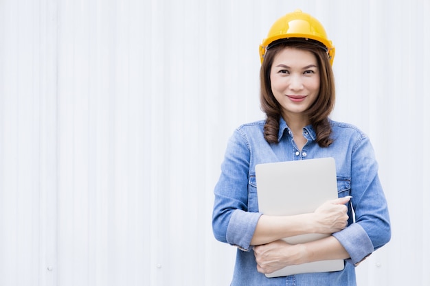 Ingegnere femminile che lavora al cantiere.