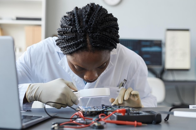 Ingegnere femminile che lavora in laboratorio