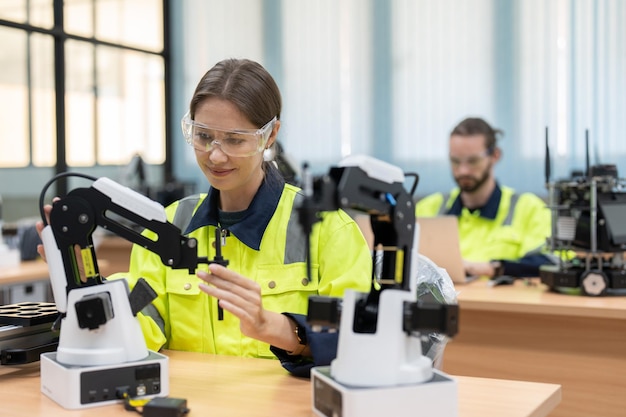 Ingegnere femminile programmabile e progetta la simulazione del braccio robotico AI nella robotica dell'accademia