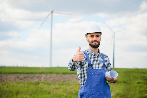 Ingegnere in campo che controlla la produzione di turbine