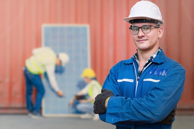 Ingegnere in piedi di fronte al personale che controlla la costruzione di energia rinnovabile del pannello a celle solari