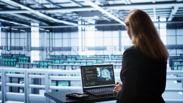 Ingegnere in un data center che utilizza l'intelligenza artificiale