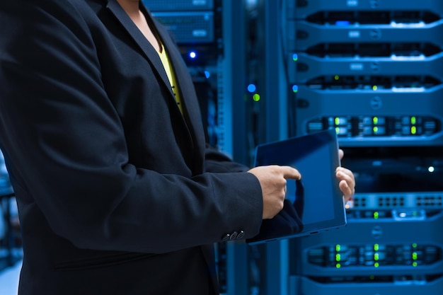 Ingegnere informatico che ripara un server in un data center