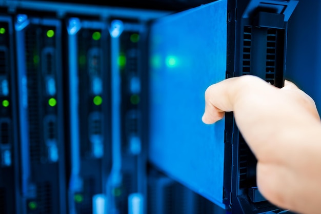 Ingegnere informatico che ripara un server in un data center