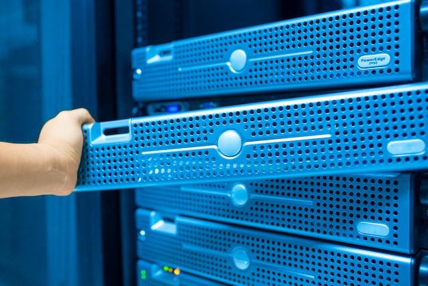 Ingegnere informatico che ripara un server in un data center