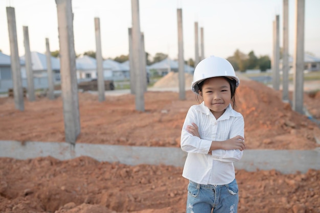 Ingegnere kid conceptAsian bambina indossa uniformi da ingegnere che lavorano nel sito di costruzione