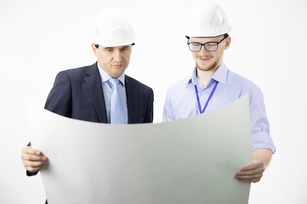 Ingegnere minerario e architetto che lavorano, misurando il layout del progetto di costruzione