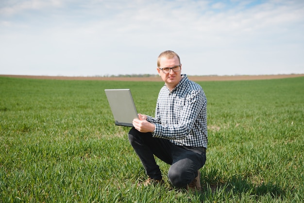 Ingegnere nel campo con un laptop