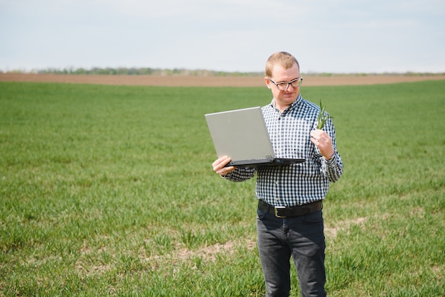 Ingegnere nel campo con un laptop