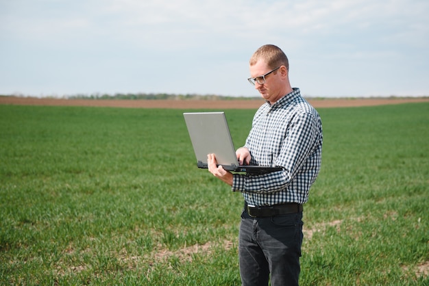 Ingegnere nel campo con un laptop