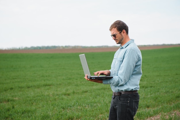 Ingegnere nel campo con un laptop