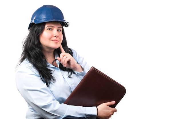 Ingegnere o architetto della donna con il cappello di sicurezza blu e la cartella dei documenti isolata su bianco