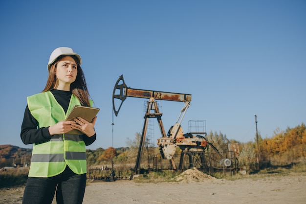 Ingegnere professionista femminile che indossa uniforme di sicurezza e cappello duro