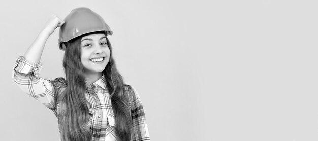 Ingegnere ragazza adolescente felice ragazza adolescente in casco e camicia a scacchi sicurezza Bambino nel design del poster orizzontale del cappello duro Spazio di copia dell'intestazione del banner