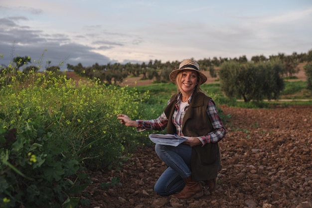 Ingegnere sul campo femminile che esamina la piantagione agricola Agronomo di integrazione donne nel campo