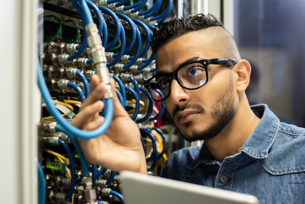 Ingegnere tecnico esaminando computer mainframe