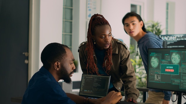 Ingegneri afroamericani che programmano il codice riscontrando un errore di sistema sul computer, si occupano di un server compromesso e di un avviso di violazione della sicurezza. Coder che non ha accesso alla creazione dell'algoritmo.