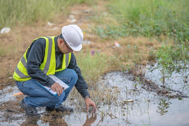 Ingegneri ambientali ispezionano la qualità dell'acqua