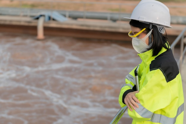 Ingegneri ambientali lavorano presso impianti di trattamento delle acque reflueIngegneria dell'approvvigionamento idrico che lavora presso un impianto di riciclaggio dell'acqua per il riutilizzo