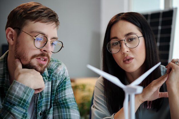 Ingegneri che discutono di turbina eolica