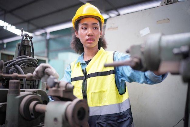 Ingegneri che lavorano in una fabbrica industriale