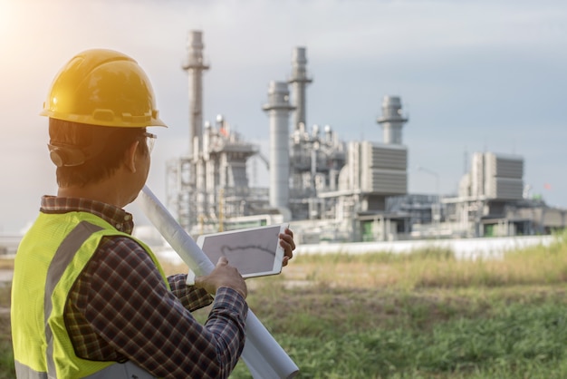 Ingegneri che lavorano nelle centrali elettriche.