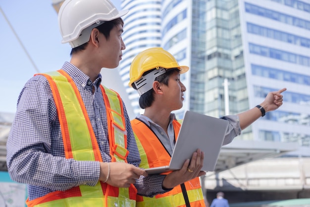 Ingegneri che si stringono la mano in cantiere