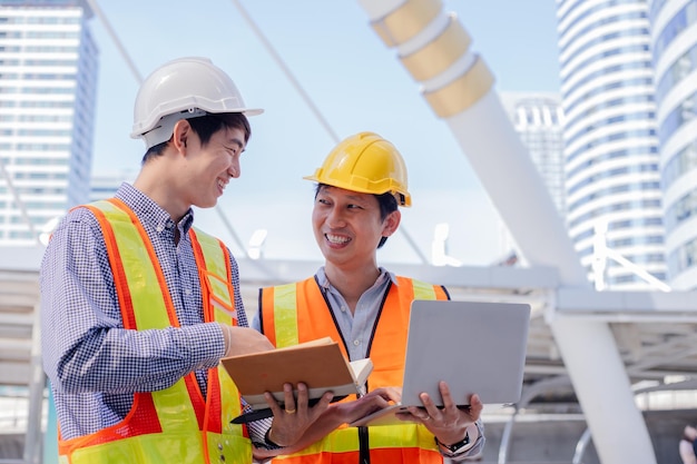 Ingegneri che si stringono la mano in cantiere