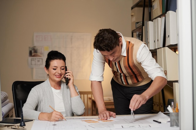 Ingegneri civili che lavorano su un grande progetto