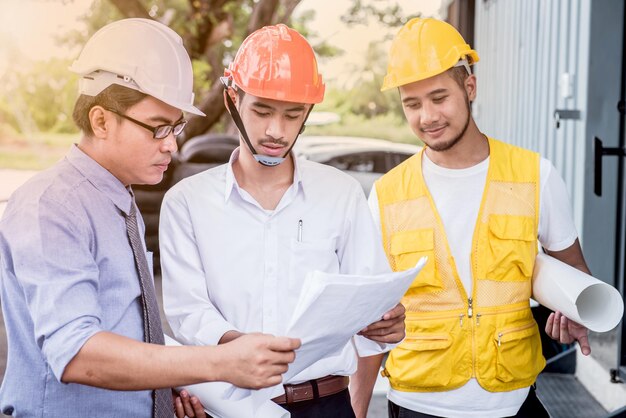 ingegneri e lavoro di squadra, incontro per la costruzione di progetti di successo