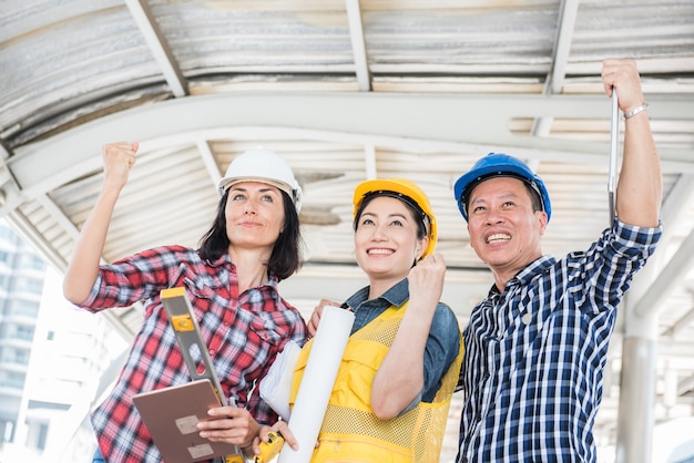 ingegneri e lavoro di squadra, incontro per la costruzione di progetti di successo