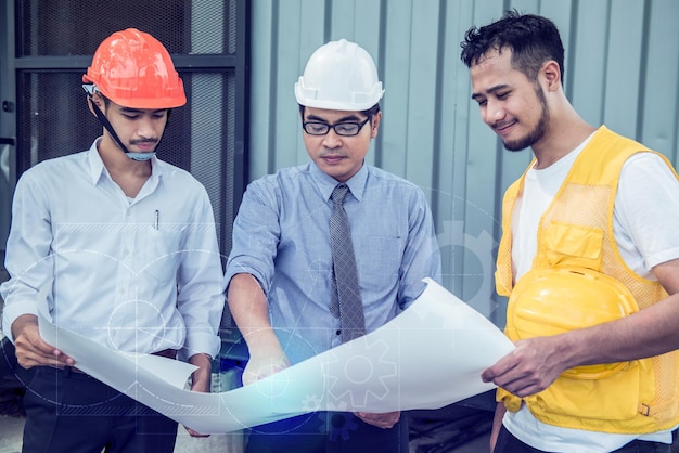 ingegneri e lavoro di squadra, incontro per la costruzione di un progetto di successo