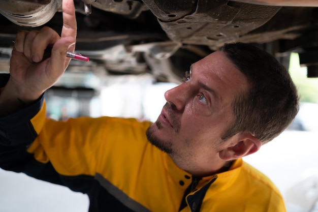 Ingegneri e meccanici utilizzano la tecnologia per rilevare i guasti nel funzionamento del motore in garage