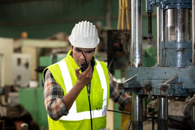 Ingegneri industriali in elmetti.Lavoro presso la fabbrica di produzione dell'industria pesante. lavoratore industriale al chiuso in fabbrica. uomo anziano che lavora in un'industria