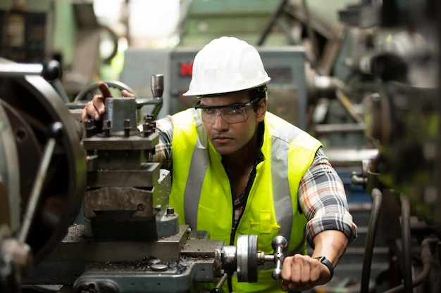 Ingegneri industriali in elmetti.Lavoro presso la fabbrica di produzione dell'industria pesante. lavoratore industriale al chiuso in fabbrica. uomo anziano che lavora in un'industria