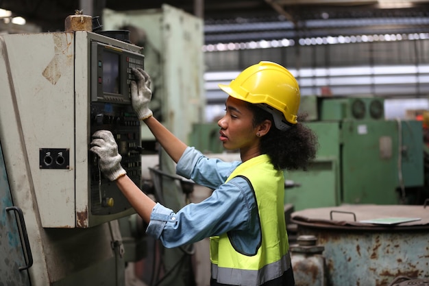 Ingegneri industriali in elmetti.Lavoro presso la fabbrica di produzione dell'industria pesante.lavoratore industriale al chiuso in fabbrica. uomo che lavora in una fabbrica industriale.