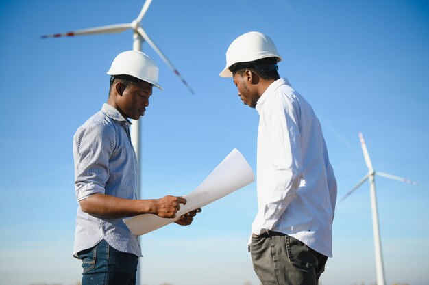 Ingegneri mulini a vento per la produzione di energia elettrica.
