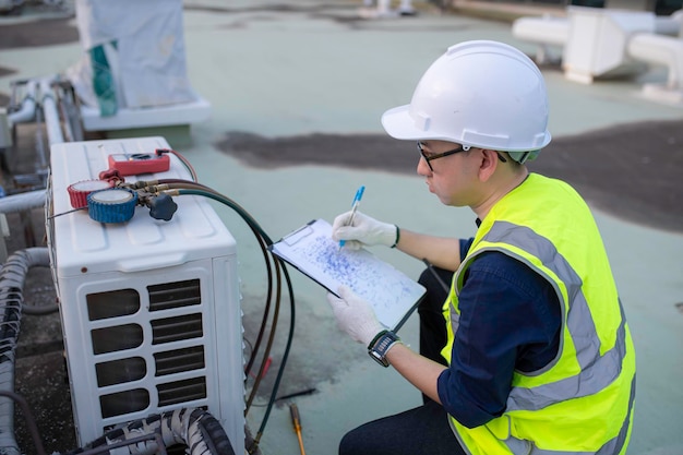 Ingegneria della refrigerazione e dell'aria condizionata rileva problemi di raffreddamento dell'impianto manutenzione elettrica