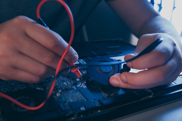 Ingegneria hardware del computer. concetto di scienza tecnologica. sviluppatore di componenti elettronici di saldatura