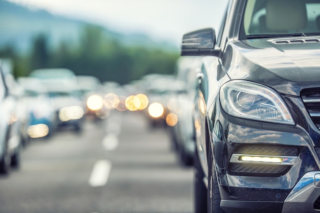 Ingorgo in autostrada. Auto in attesa sulla strada nella fitta stagione turistica.