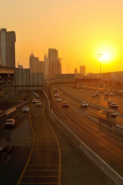 ingorgo nella grande città al tramonto