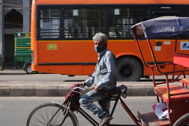 Ingorgo stradale con ciclomotori e risciò automatici in una strada a Nuova Delhi