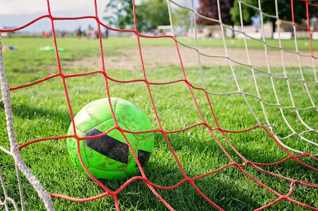 Ingranaggi da calcio su erba verde preparati per l'allenamento nell'accademia di calcio per bambini Attività sportiva popolare