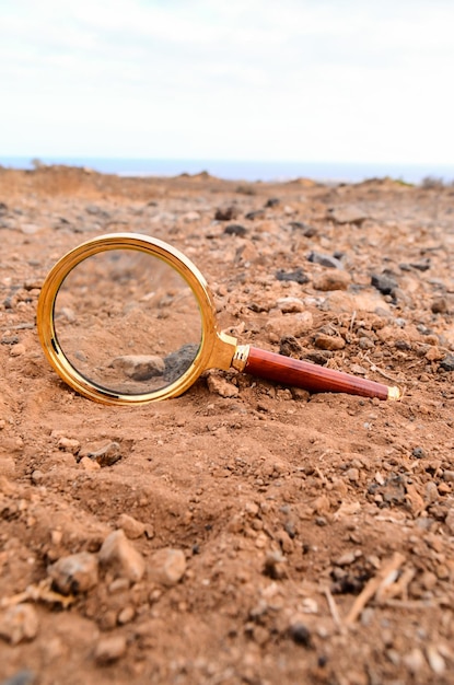Ingrandisci la lente abbandonata sul deserto roccioso